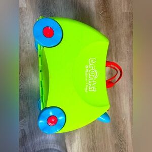 TRUNKI KIDS RIDE SUITCASE CARRY ON GREN COLOR
